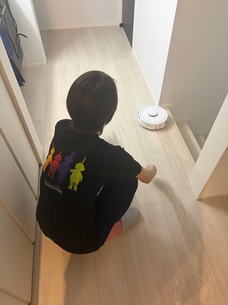 ルンバの働きを見守る妻